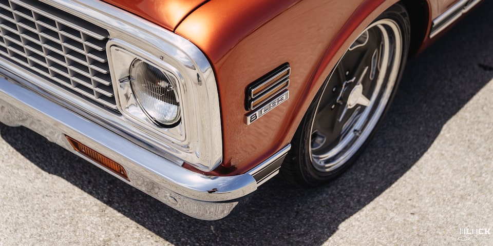 Primer plano del faro delantero y el neumático de una pickup Chevy C10