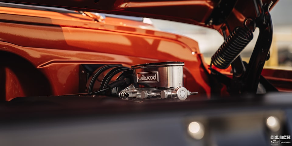Un cilindro Wilwood bajo el cofre de una pickup Chevy C10 Naranja
