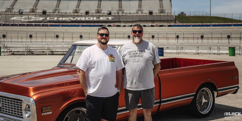 Dalton Madding (izquierda) y su padre, Jeff, con la C10 1972 durante el evento 2024 C10 Nationals en el circuito Texas Motor Speedway.