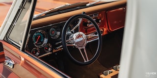 Imagen del volante de la Chevy C10 tomada a través de la ventanilla izquierda