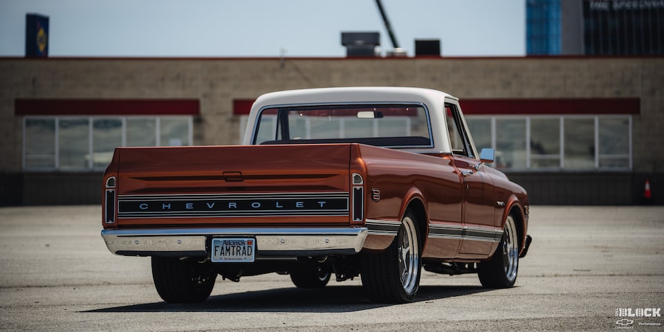 Vista trasera de una pickup Chevy C10 en un estacionamiento vacío