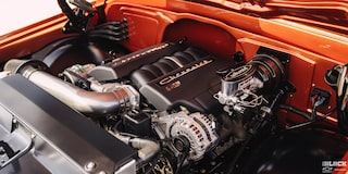 Pickup Chevy C10 con el cofre abierto y primer plano del motor