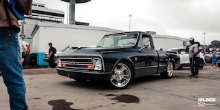 Una Chevrolet C10 1967 en Negro con un motor armado L8P, estacionada cerca de una pista de carreras