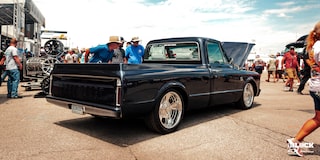 Vista trasera lateral derecha de una Chevrolet C10 1967 en Negro con un motor armado L8P en el HOT ROD Power Tour