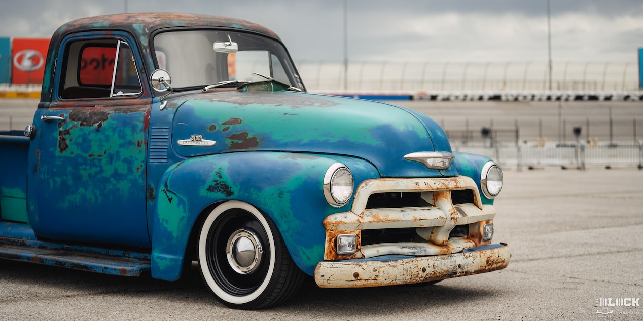 La camioneta Chevrolet First Series 1955 de Shay Brummer es propulsada por un motor LT1 moderno.