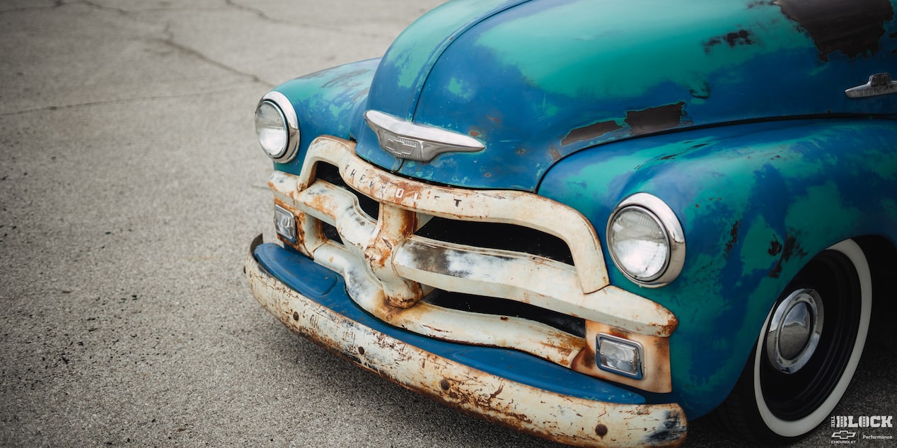 Vista de medio perfil de la parte delantera de una pickup Chevy 1955
