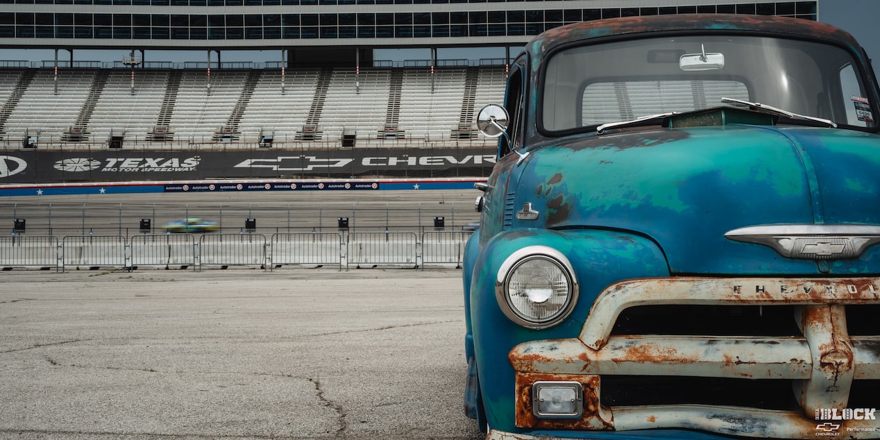 Vista delantera en primer plano de una pickup Chevy 1955, a la izquierda del cuadro