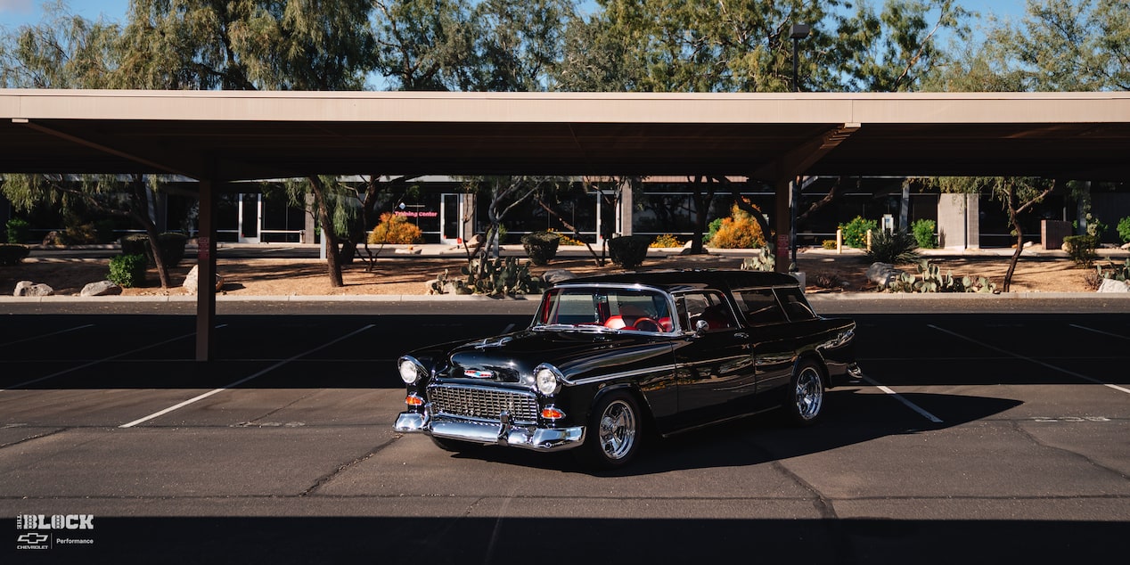 Vista amplia de medio perfil de la parte frontal del Chevrolet Bel Air Nomad de 1955 de Louie Fesmire en un estacionamiento