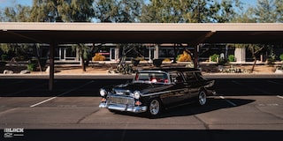 Vista amplia de medio perfil de la parte frontal del Chevrolet Bel Air Nomad de 1955 de Louie Fesmire en un estacionamiento