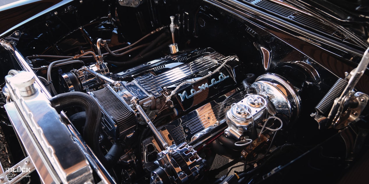 Vista delantera en primer plano del compartimento del motor del Chevrolet Bel Air Nomad de 1955 de Louie Fesmire
