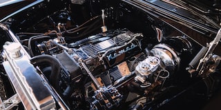 Vista delantera en primer plano del compartimento del motor del Chevrolet Bel Air Nomad de 1955 de Louie Fesmire