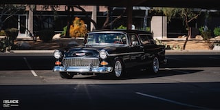 Vista frontal de tres cuartos del Chevrolet Bel Air Nomad de 1955 de Louie Fesmire en un estacionamiento