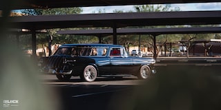 Vista trasera de tres cuartos, con obstrucción, del Chevrolet Bel Air Nomad de 1955 de Louie Fesmire en un estacionamiento