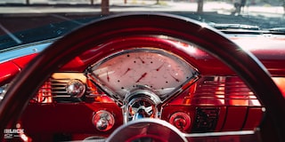 Primer plano del volante y tablero de indicadores del Chevrolet Bel Air Nomad de 1955 de Louie Fesmire