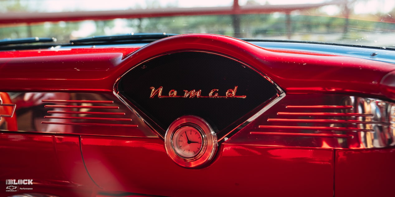 Vista en primer plano de las insignias en el tablero del Chevrolet Bel Air Nomad de 1955 de Louie Fesmire