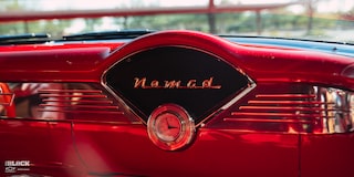 Vista en primer plano de las insignias en el tablero del Chevrolet Bel Air Nomad de 1955 de Louie Fesmire