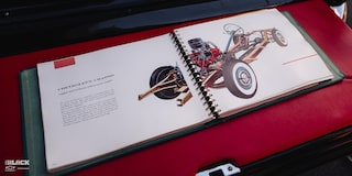 Vista de información sobre el chasis Chevrolet en un libro colocado sobre un vehículo