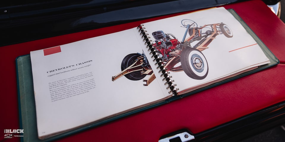 Fesmire tiene material literario de la época del Tri-Five que lleva en el auto.