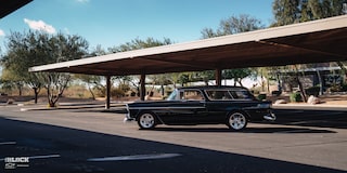 Vista lateral amplia del Chevrolet Bel Air Nomad de 1955 de Louie Fesmire en un estacionamiento
