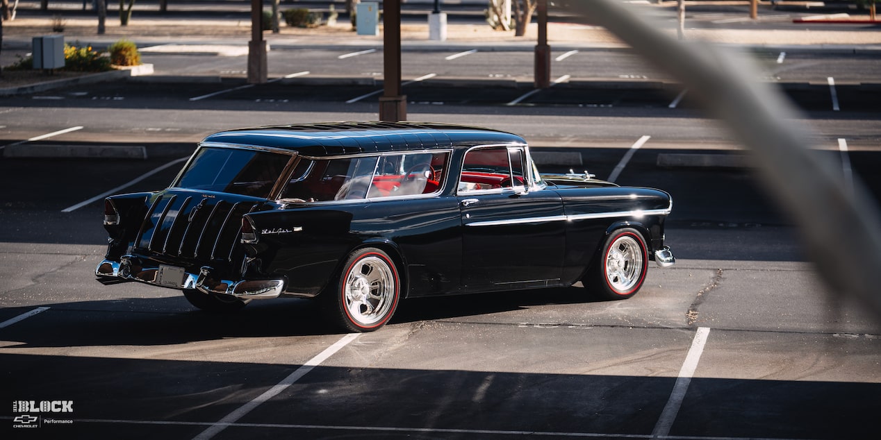 Vista trasera amplia de tres cuartos, con obstrucción, del Chevrolet Bel Air Nomad de 1955 de Louie Fesmire en un estacionamiento