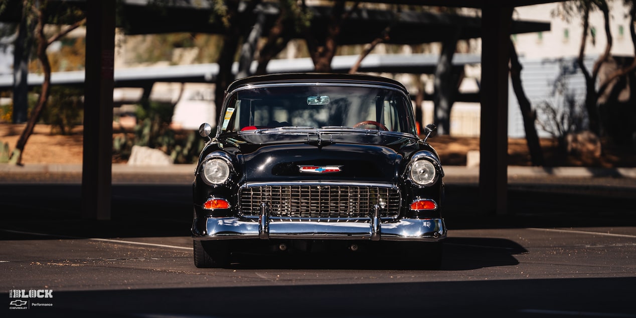 Vista frontal del Chevrolet Bel Air Nomad de 1955 de Louie Fesmire en un estacionamiento