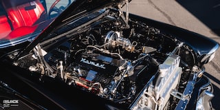 Vista delantera en primer plano del compartimento del motor del Chevrolet Bel Air Nomad de 1955 de Louie Fesmire