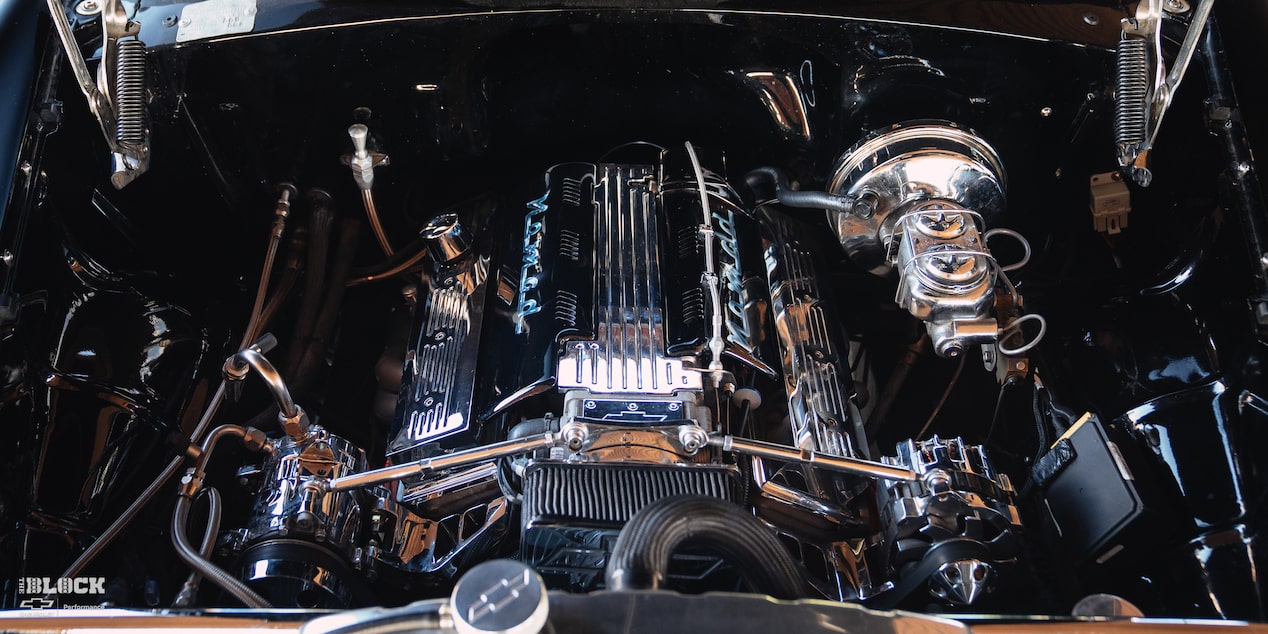 Vista delantera en primer plano del compartimento del motor del Chevrolet Bel Air Nomad de 1955 de Louie Fesmire