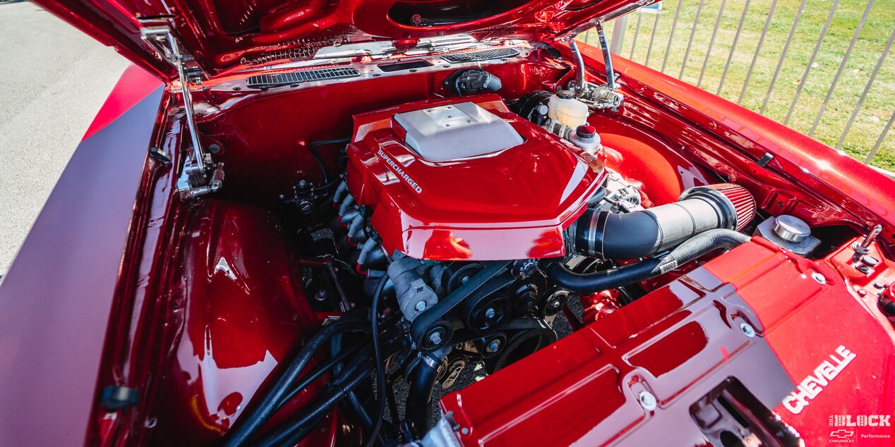 Primer plano del motor de un Chevy Chevelle rojo en Holley LS Fest 2024