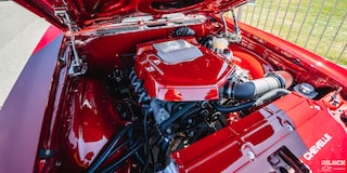 Primer plano del motor de un Chevy Chevelle rojo en Holley LS Fest 2024
