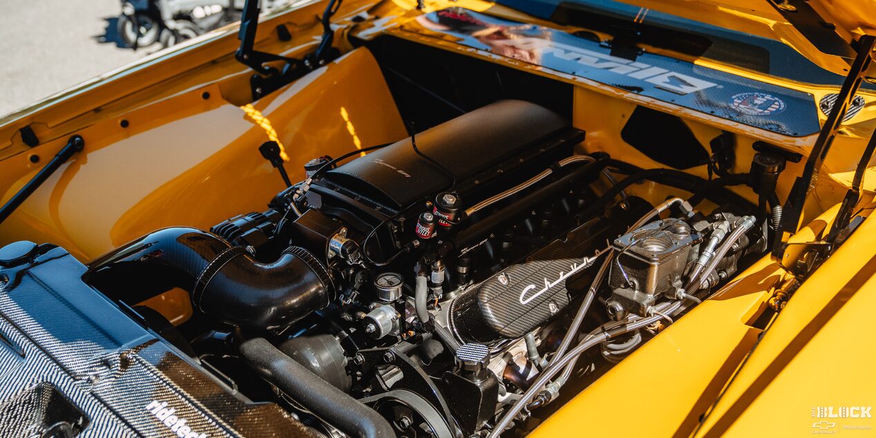 Vista de medio perfil de un motor con interior amarillo en Holley LS Fest 2024
