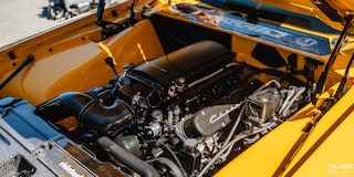 Vista de medio perfil de un motor con interior amarillo en Holley LS Fest 2024