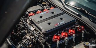 Vista de medio perfil del motor de un Chevy Corvette