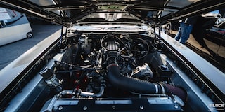 Vista limitada de un motor con el cofre levantado en Holley LS Fest 2024